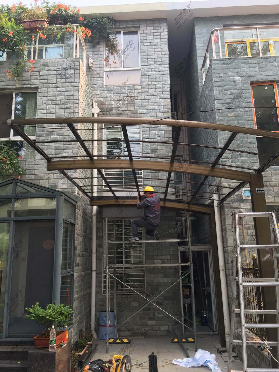 雨棚遮阳棚的施工也非常重要.jpg