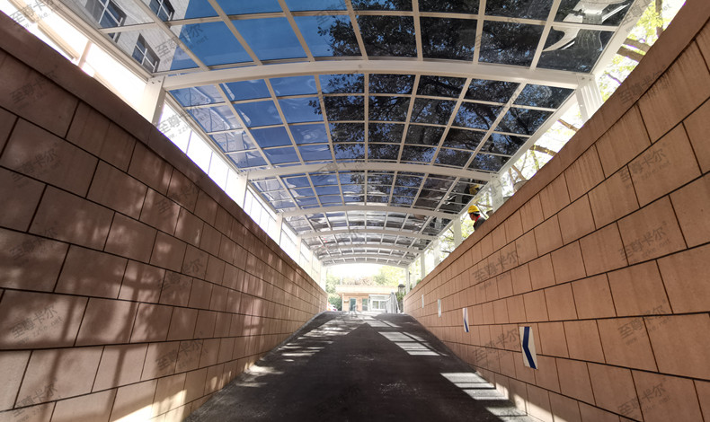 车库出入口雨棚.jpg