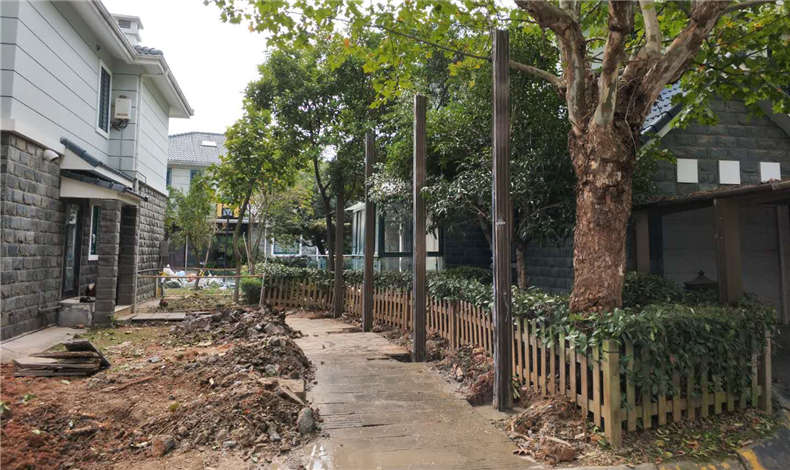 预埋车棚雨棚立柱，严格执行标准