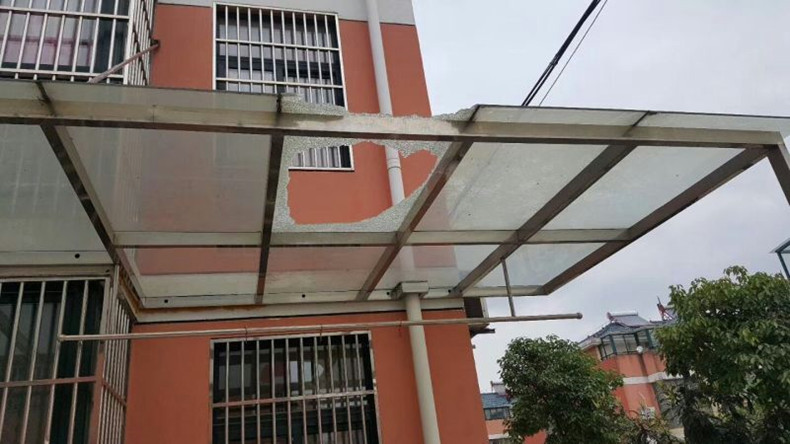 玻璃雨棚和铝合金雨棚的对比