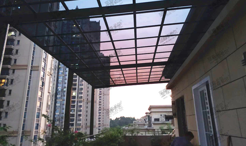 露台后悔封玻璃顶了,你是不知道耐力板雨棚外的天空有多美