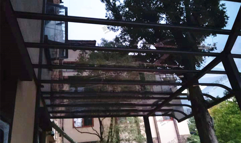 门前有棵树，不想把树砍了怎么搭建耐力板雨棚？