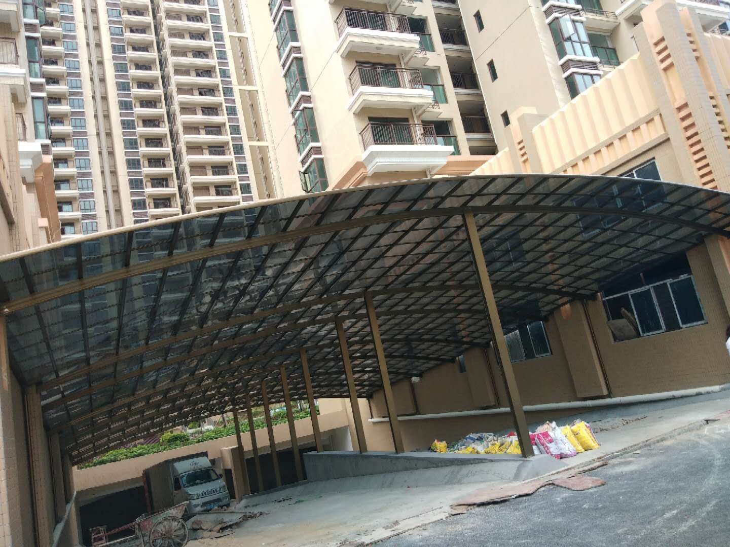 地下车库出入口雨棚效果图大全，不仅坚固耐用还很美观
